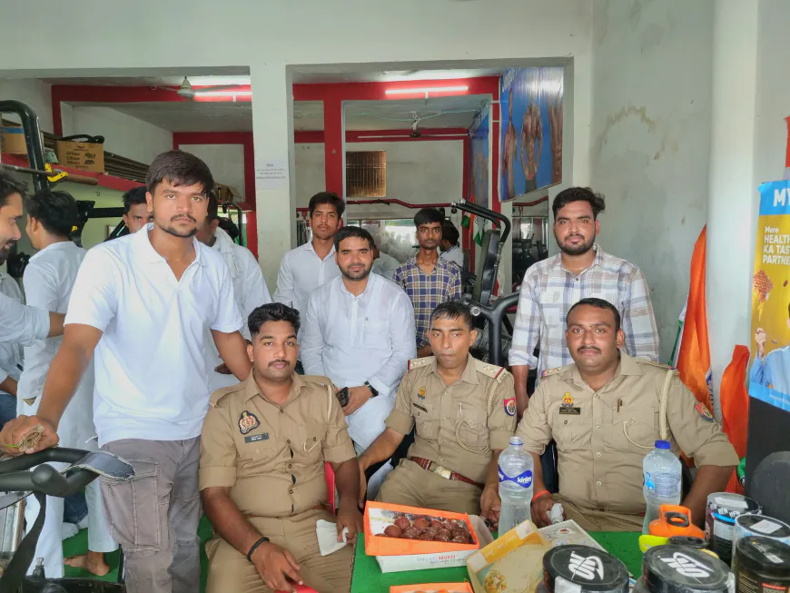 यूनीक फिटनेस क्लब द्वारा मिठाइयां बाटी गई