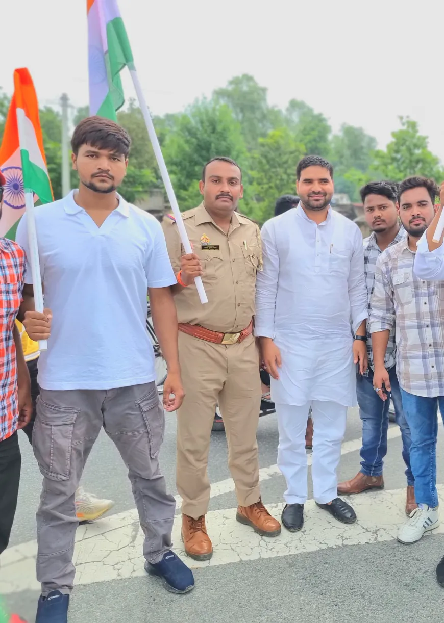 यात्रा के दौरान, क्लब के सदस्य और स्थानीय निवासी तिरंगे के साथ