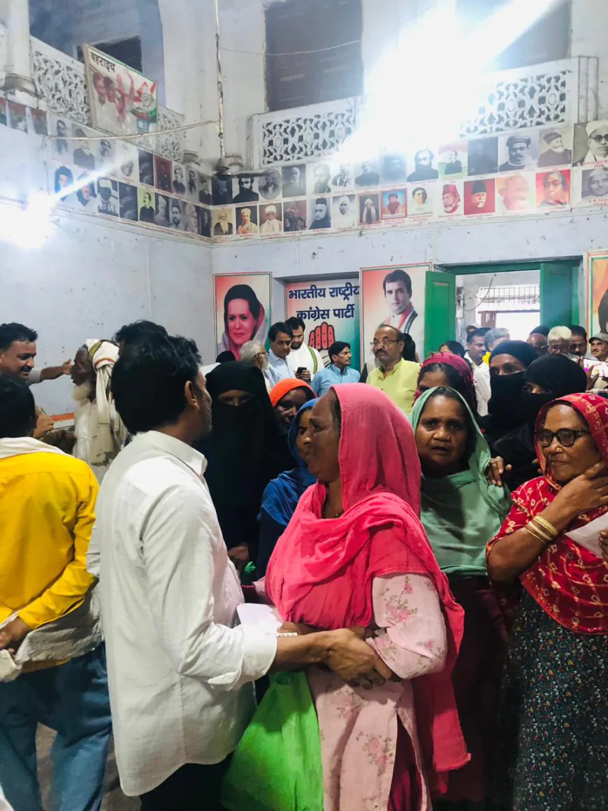 वजीरगंज: कांग्रेस द्वारा वजीरगंज पीड़ितों को भेजी गई सहायता राशि, अमीरों ने भी लूटीं