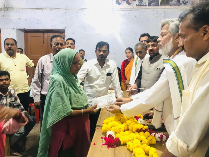 वजीरगंज: कांग्रेस द्वारा वजीरगंज पीड़ितों को भेजी गई सहायता राशि, अमीरों ने भी लूटीं