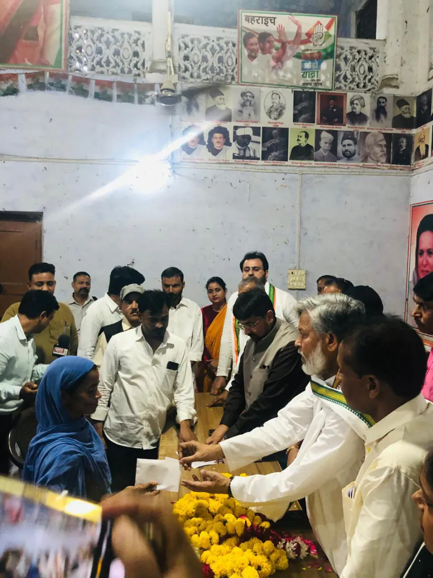 वजीरगंज: कांग्रेस द्वारा वजीरगंज पीड़ितों को भेजी गई सहायता राशि, अमीरों ने भी लूटीं