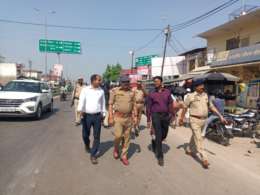 दुर्गा मूर्ति विसर्जन व दसहरा पर्व को शांति पुर्वक सफल बनाने हेतु SDM कैसरगंज के अगुवाई में अधिकारीयों ने किया गस्त