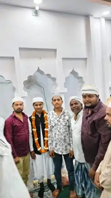 मस्जिद ए जुलकरनैन, कोठवल कलां में 15वें रमजान को तरावीह का सफल समापन: हाफिज उसामा ने जीता लोगों का दिल