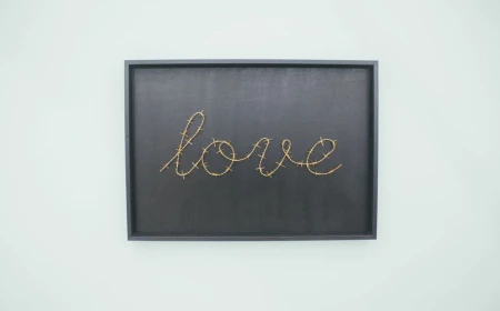 इश्क़ का जादू: दिल छू लेने वाली हिंदी शायरी